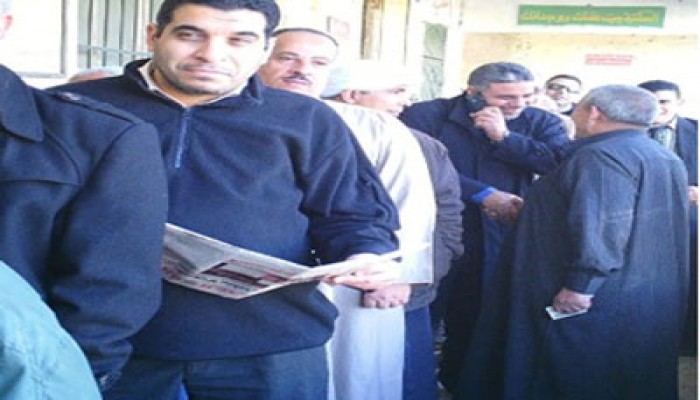 د. أحمد دياب يقف في طابور الاستفتاء للإدلاء بصوته