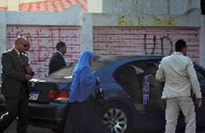 زوجة رئيس الجمهورية تدلي بصوتها في الاستفتاء بالزقازيق