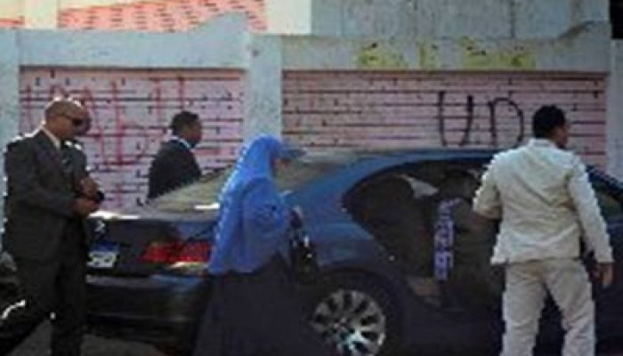 زوجة رئيس الجمهورية تدلي بصوتها في الاستفتاء بالزقازيق