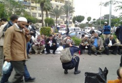 متظاهرو رابعة ينظمون حلقات لقراءة "الدستور"