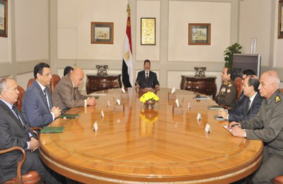 الرئيس مرسي يبحث مع قنديل وعدد من الوزراء الأوضاع الراهنة