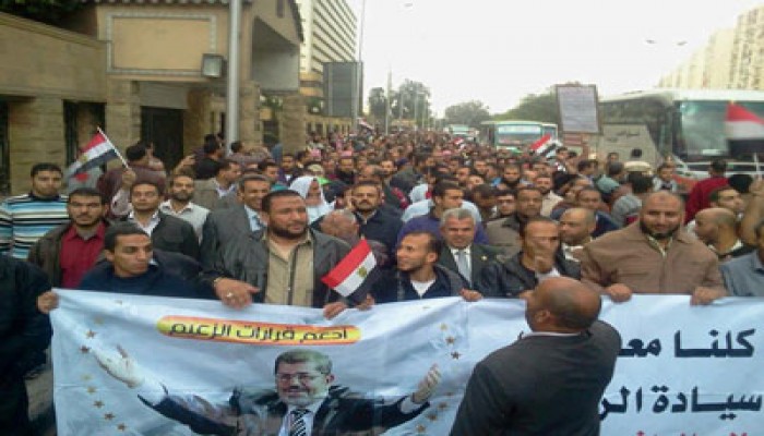 الآلاف يتجمعون أمام قصر "الاتحادية" تأييدًا لقرارات الرئيس