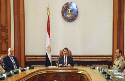 الرئيس مرسي يبحث مع قادة الجهاز الإداري استعدادات الاستفتاء