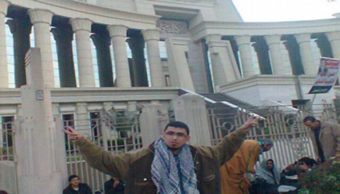 آلاف المتظاهرين أمام "الدستورية" اعتراضًا على أحكامها