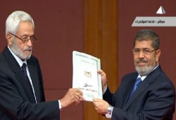 الرئيس يغادر قاعة مركز المؤتمرات ويحمل مشروع الدستور بيده