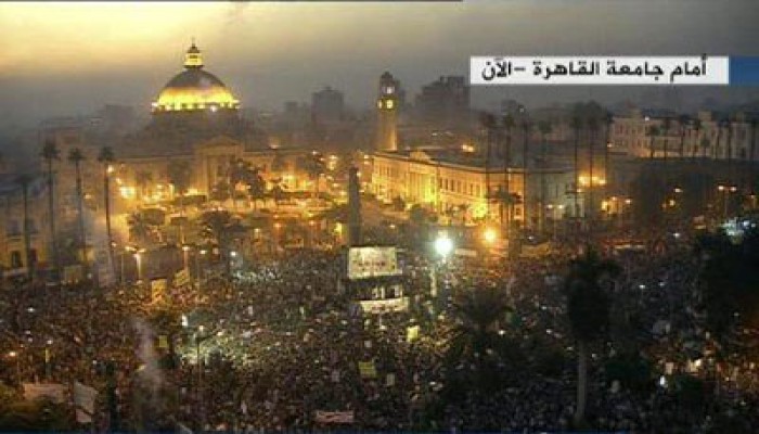 الشماريخ تضيء سماء القاهرة احتفالاً بدعوة الرئيس للاستفتاء على الدستور