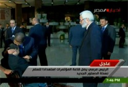 الرئيس مرسي يقبل رأس ممثل مصابي الثورة بالتأسيسية