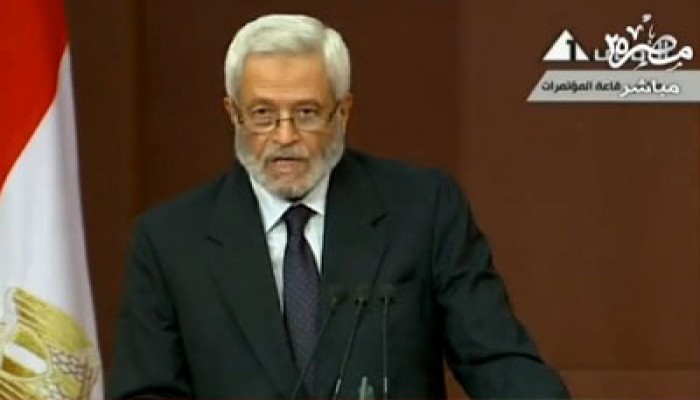 الغرياني يبكي خلال عرضه لمسودة الدستور على الرئيس