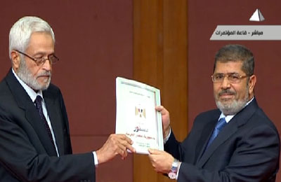 الرئيس مرسي يتسلم مشروع الدستور الجديد من المستشار الغرياني