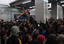 المتظاهرون يهتفون داخل محطات المترو "مرسي بيضرب في المليان"