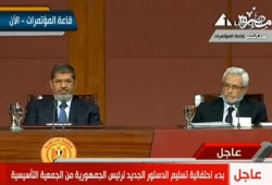 بدء احتفالية تسليم الدستور الجديد للرئيس من الجمعية التأسيسية