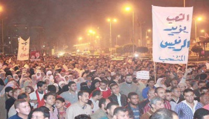 الآلاف في وقفات بالسويس تأييدًا لقرارات الرئيس مرسي