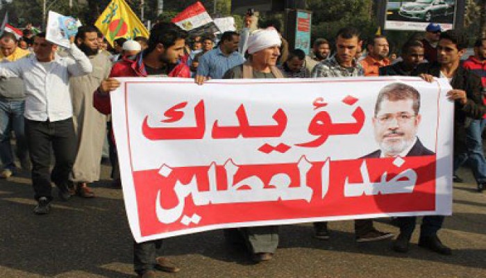 لافتات التأييد للرئيس من اتجاهات مختلفة تملأ ميدان "النهضة"