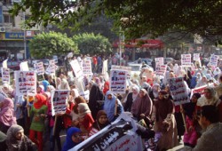 مسيرة نسائية تطوف ميدان النهضة تأييدًا لقرارات الرئيس