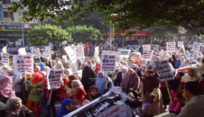 مسيرة نسائية تطوف ميدان النهضة تأييدًا لقرارات الرئيس