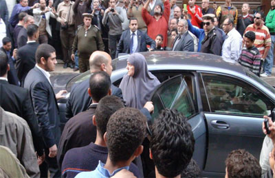 حرم الرئيس مرسي تقدم العزاء لأسرة الشهيد إسلام مسعود