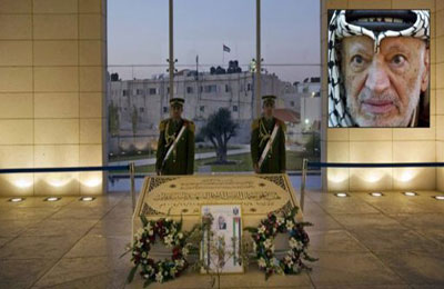 بدء إخراج رفات عرفات لأخذ عينات للتحقيق في ملابسات وفاته