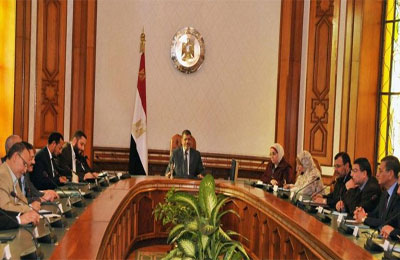 الرئيس مرسي يستعرض المشهد السياسي مع مساعديه ومستشاريه