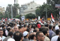 الثوار يختمون مظاهراتهم المؤيدة لقرارات الرئيس أمام "الاتحادية"