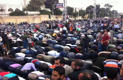 عشرات الآلاف يؤدون صلاة الجمعة أمام الاتحادية تأييدًا لقرارات الرئيس