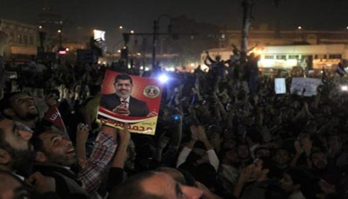 آلاف الثوار أمام القضاء العالي تأييدًا لقرارات الرئيس مرسي