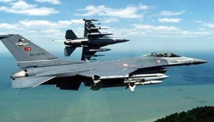 طائرات حربية تركية تحلِّق فوق مناطق الحدود مع سوريا