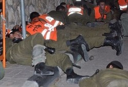 نتنياهو يختبئ في أحد الملاجئ هلعًا من صواريخ القسام