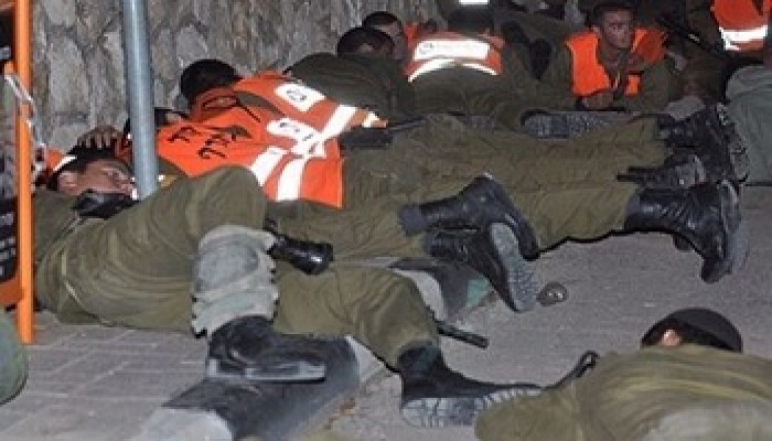 نتنياهو يختبئ في أحد الملاجئ هلعًا من صواريخ القسام