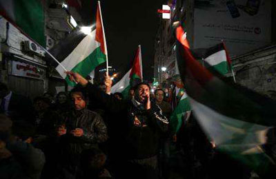 المتظاهرون في رام الله: "الشعب يريد قصف تل أبيب"