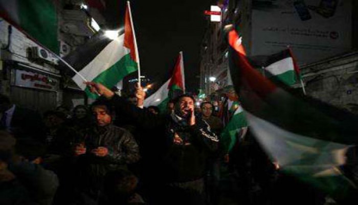 المتظاهرون في رام الله: "الشعب يريد قصف تل أبيب"