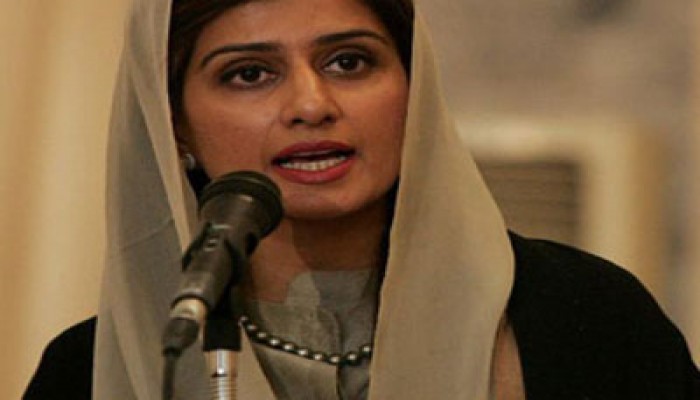 وزيرة خارجية باكستان تصل القاهرة وتنقل رسالة للرئيس مرسي