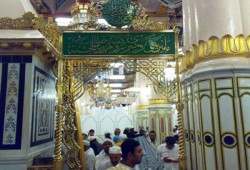 ضيوف الرحمن يتسابقون للصلاة في الروضة الشريفة بالمسجد النبوي