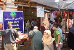 إقبال كبير على سوق الحرية والعدالة الخيري لبيع اللحوم بأبو حمص