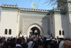 المسلمون في فرنسا يطالبون بتوفير الحماية لمساجدهم ومقابرهم
