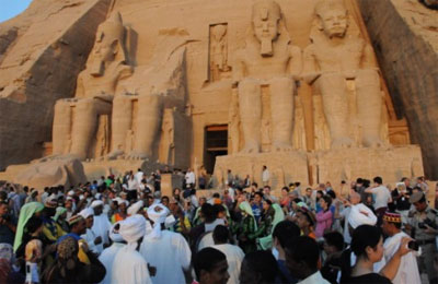 1300 سائح يشهدون ظاهرة تعامد الشمس بمعبد أبو سمبل