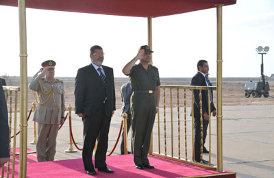 الرئيس مرسي يشهد مناورة بحرية بالذخيرة الحية في عرض البحر