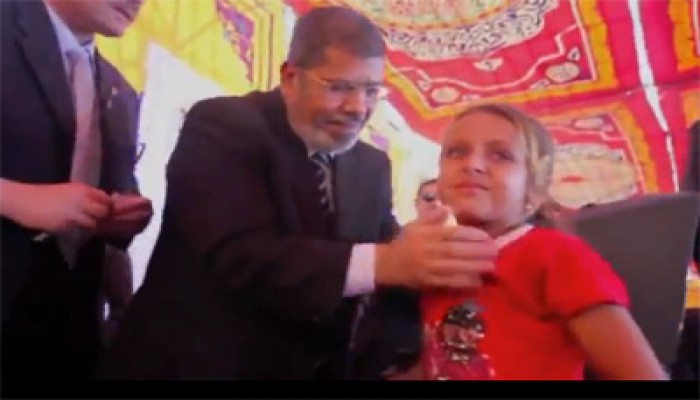 بالفيديو.. طفلة تصمم على لقاء الرئيس مرسي بمطروح