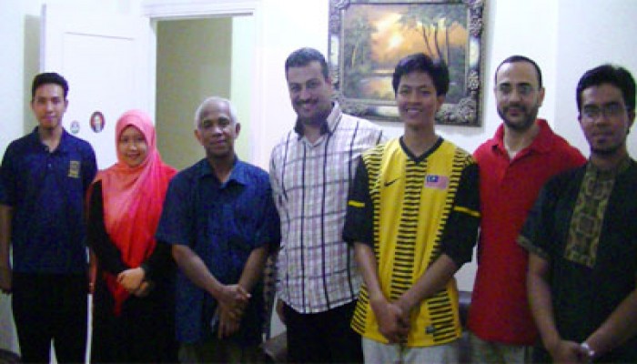 وفد ماليزي يزور منزل الإمام الشهيد حسن البنا بالمحمودية