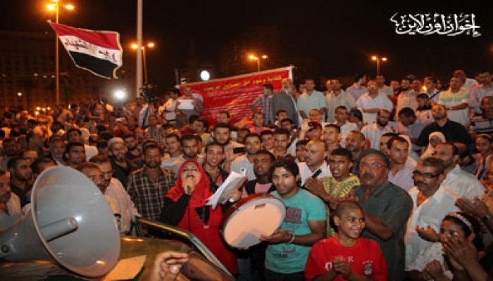 التحرير يستقبل قرار استبعاد النائب العام بهتاف"بنحبك يا مرسي"