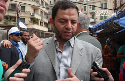 مستشار الرئيس: د. مرسي ملتزم بإعادة محاكمة قتلة الثوار