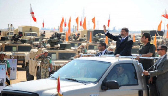 الرئيس مرسي يستعرض قوات الفرقة السادسة المدرعة بالجيش الثاني الميداني