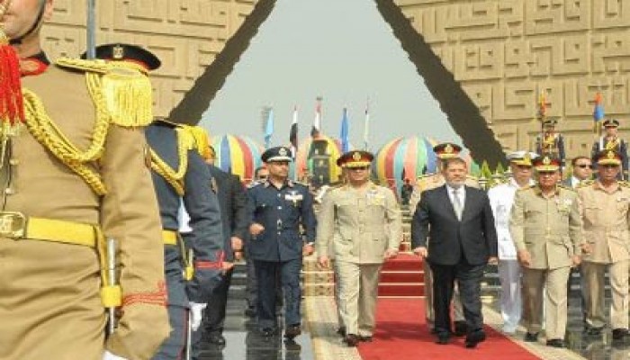 الرئيس يضع أكاليل الزهور على قبرَي الجندي المجهول والرئيس السادات