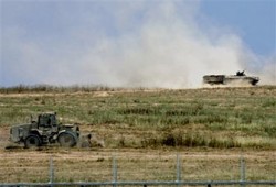 قوات الاحتلال تتوغل شمال غزة وتجرف أراضي زراعية