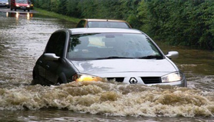 مياه الفيضانات تغمر نصف مقاطعات ولاية "آسام" الهندية