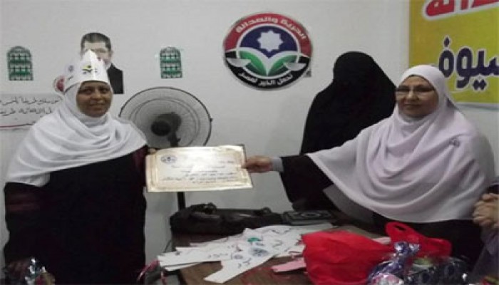 بالصور.. "الحرية والعدالة" يكرم خريجي فصول محو الأمية بالإسكندرية