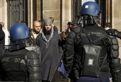 تحسبًا لردود الفعل.. فرنسا تغلق سفارتها الجمعة بالدول الإسلامية