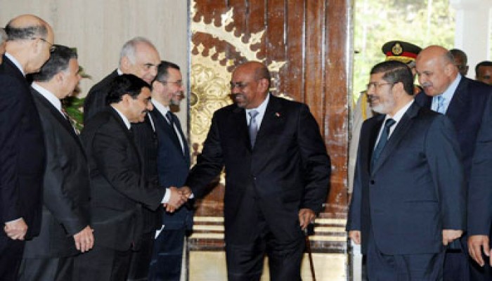 البشير يستقبل الأمين العام للجامعة العربية بقصر القبة