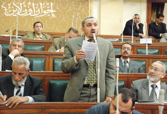 الديب ينجح في فتح الطريق الزراعي ببني سويف