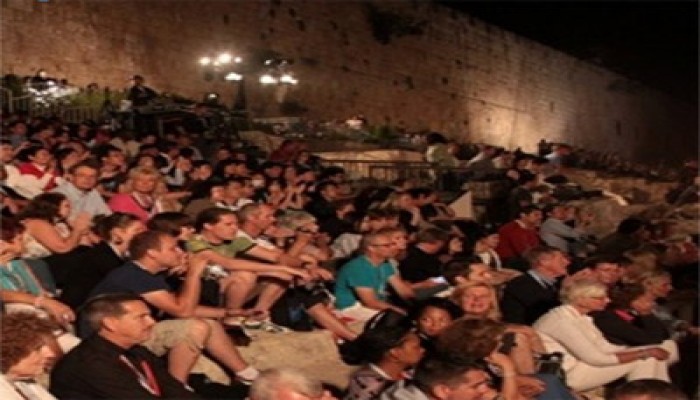 الاحتلال يقيم حفلات ليلية راقصة خلف محراب المسجد الأقصى!!