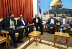 إسماعيل هنية يستقبل وفد ممثلي أحزاب مصر لكسر الحصار عن غزة